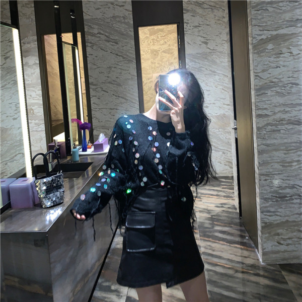 Széles női blúz flitterekkel és ovális nyakkivágással