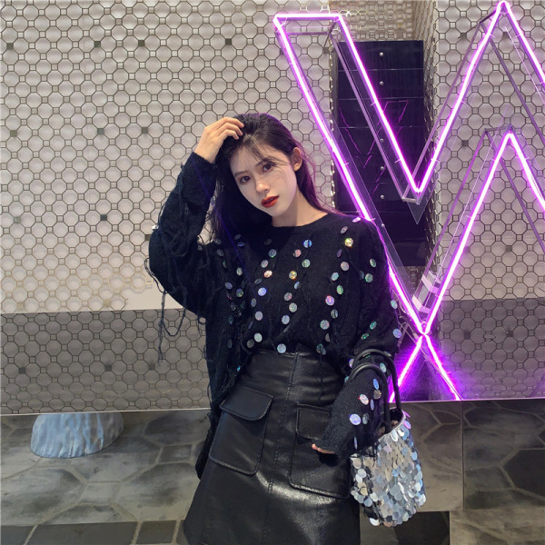 Széles női blúz flitterekkel és ovális nyakkivágással