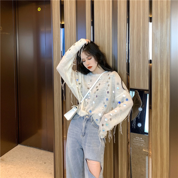 Széles női blúz flitterekkel és ovális nyakkivágással