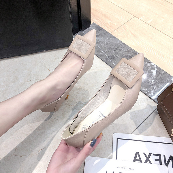 Moderne ženske cipele na tanku petu - model na špic