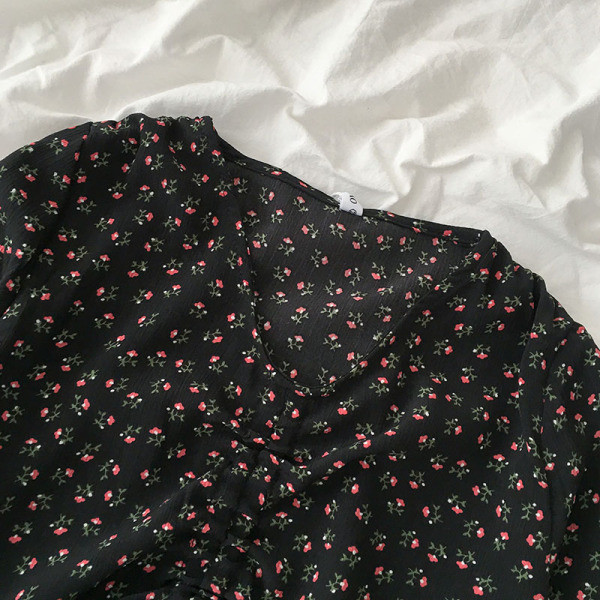 Modern női blúz nyakkendővel és spitz nyakkivágással