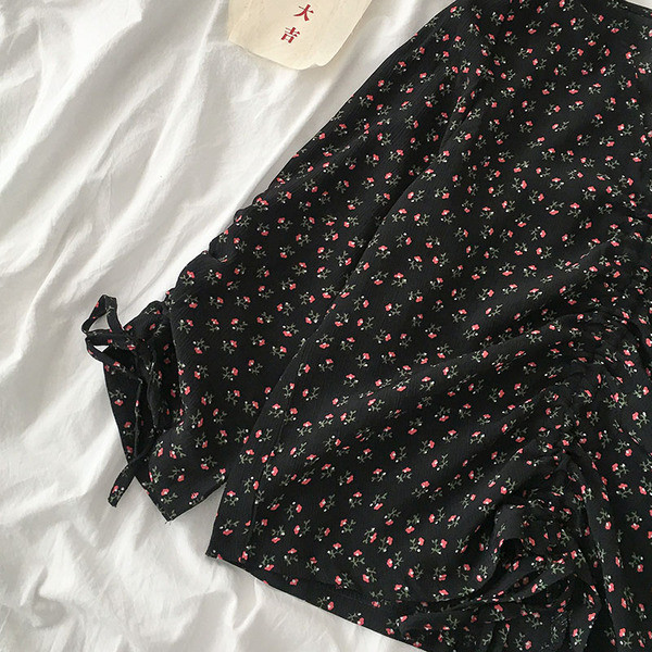 Modern női blúz nyakkendővel és spitz nyakkivágással