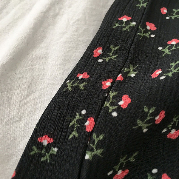 Modern női blúz nyakkendővel és spitz nyakkivágással