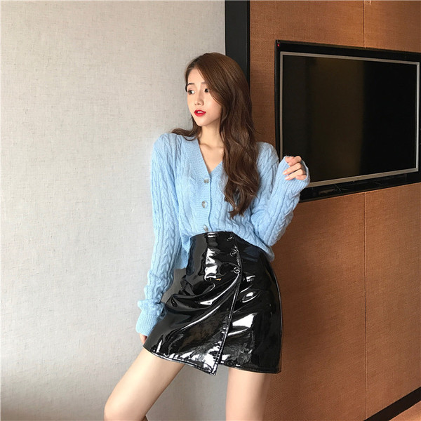 Aszimmetrikus női lakkszoknya, magas derékkal