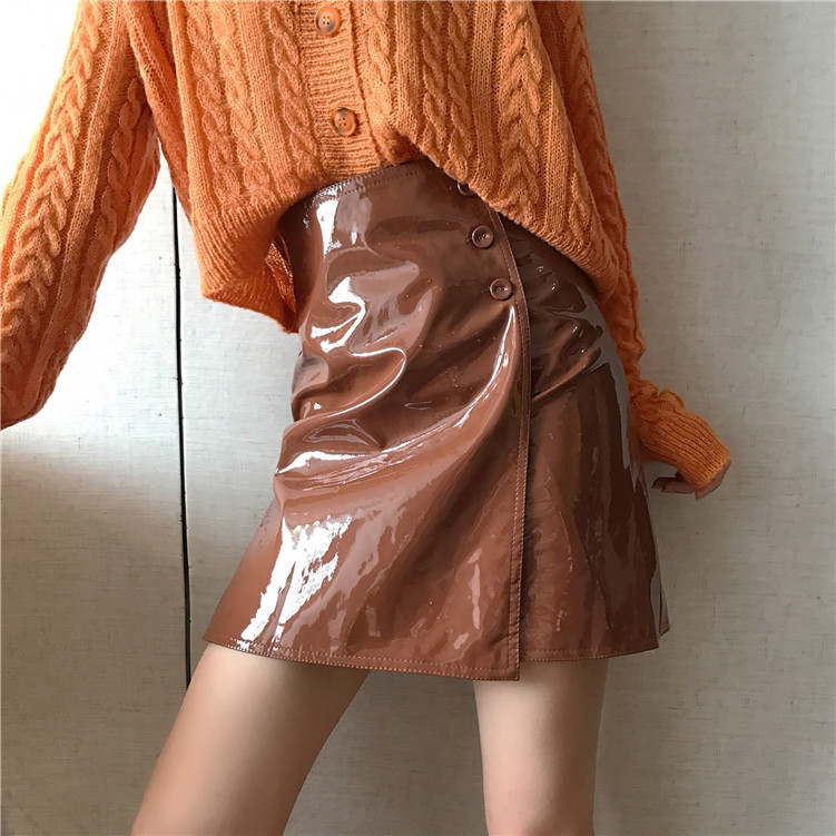 Aszimmetrikus női lakkszoknya, magas derékkal