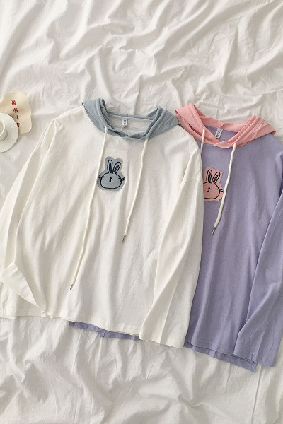 Alkalmi női blúz kapucnival és hímzéssel