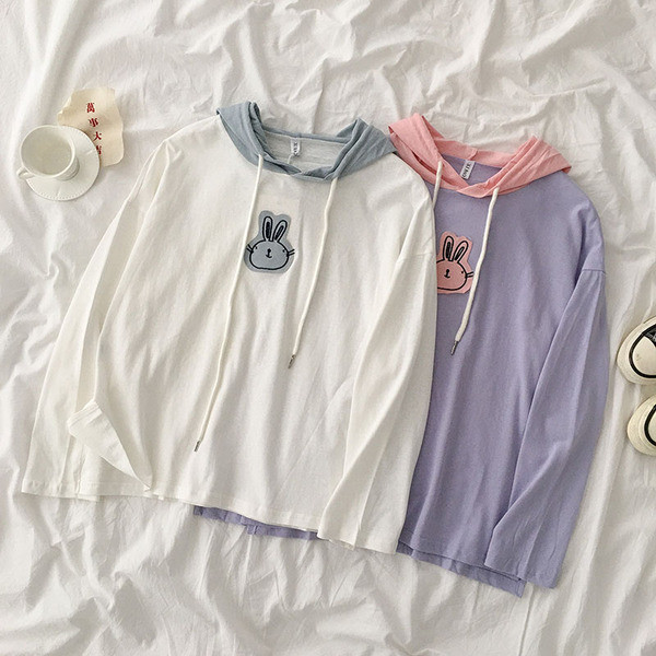 Alkalmi női blúz kapucnival és hímzéssel