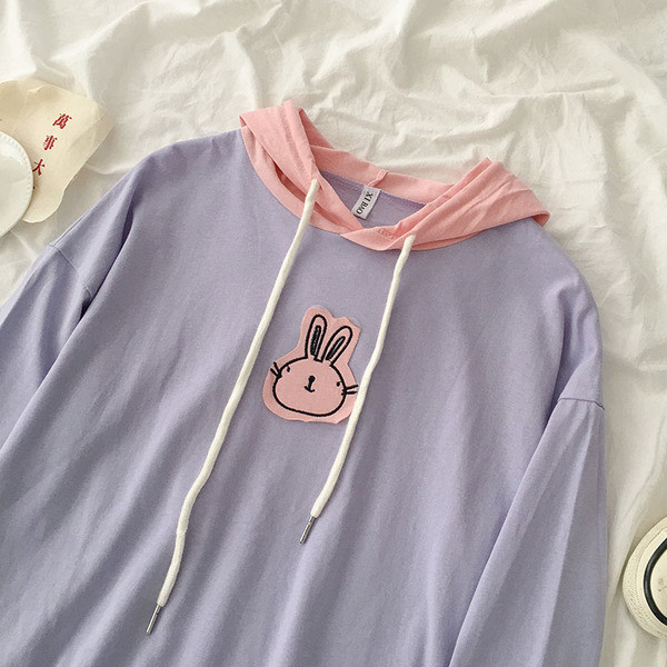 Alkalmi női blúz kapucnival és hímzéssel