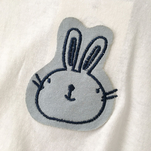 Alkalmi női blúz kapucnival és hímzéssel