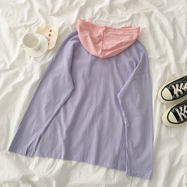 Alkalmi női blúz kapucnival és hímzéssel