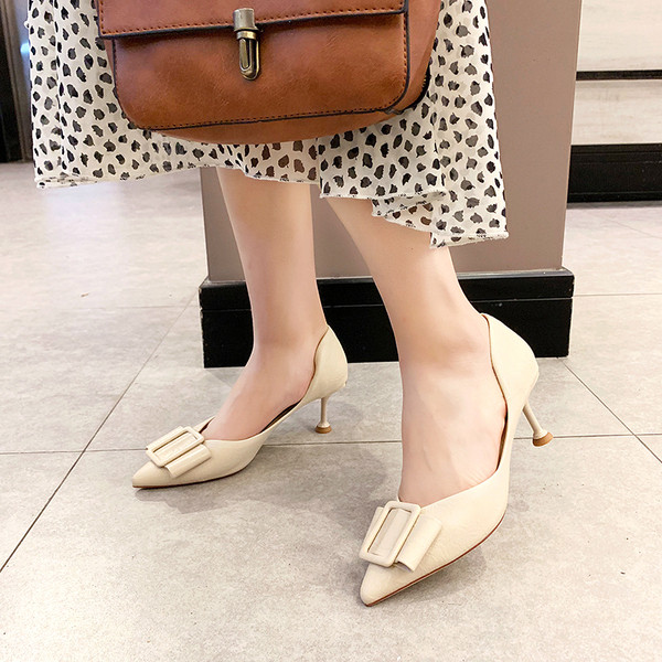 Vékony sarkú, stílusos női cipő műbőrből