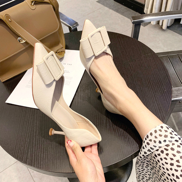 Vékony sarkú, stílusos női cipő műbőrből