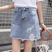 Актуална къса дънкова пола с висока талия и скъсани мотиви