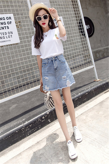 Актуална къса дънкова пола с висока талия и скъсани мотиви