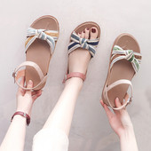 Ležerne ženske sandale s ravnim potplatom i remenčićima u boji