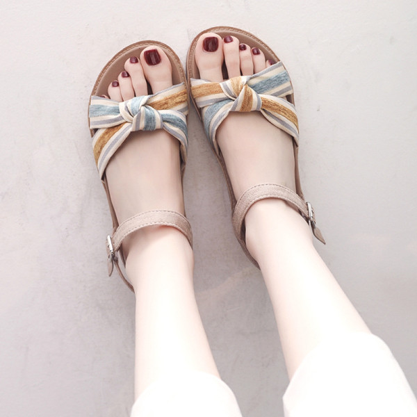 Ležerne ženske sandale s ravnim potplatom i remenčićima u boji