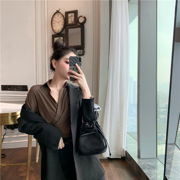 Elegáns női ing spitz nyakkivágással