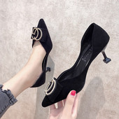 Zamšādas sieviešu apavi ar plāniem zemiem papēžiem