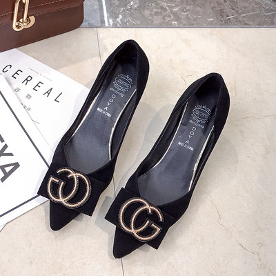 Zamšādas sieviešu apavi ar plāniem zemiem papēžiem