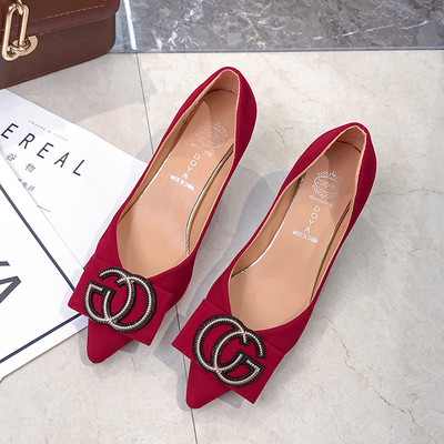 Zamšādas sieviešu apavi ar plāniem zemiem papēžiem