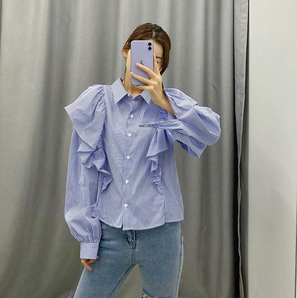 Női csíkos ing fürtökkel