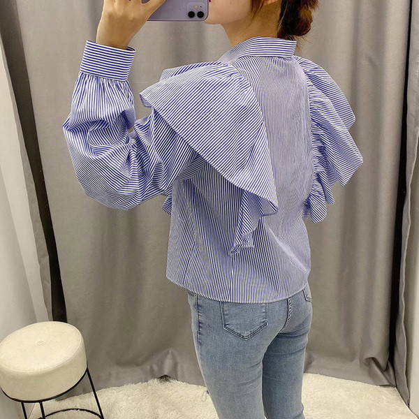 Női csíkos ing fürtökkel