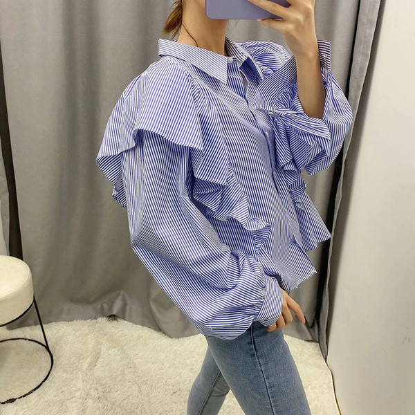 Női csíkos ing fürtökkel