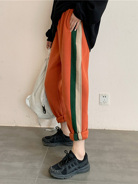 Női sportnadrág elasztikus derékkal, színes szegéllyel