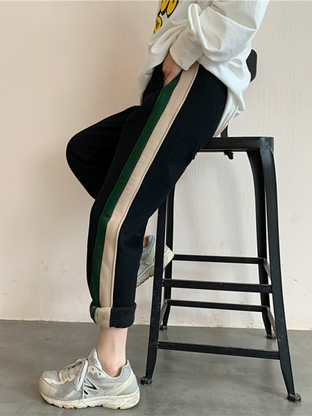 Női sportnadrág elasztikus derékkal, színes szegéllyel