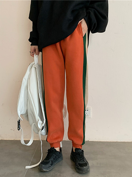 Női sportnadrág elasztikus derékkal, színes szegéllyel