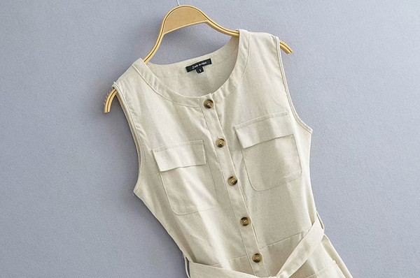 Rövid alkalmi overál gombokkal és övvel