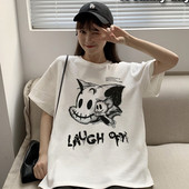 Széles női póló mintával és rövid ujjú