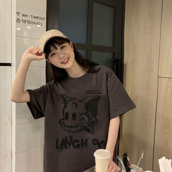 Széles női póló mintával és rövid ujjú