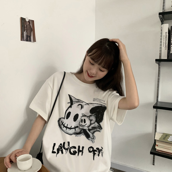 Széles női póló mintával és rövid ujjú