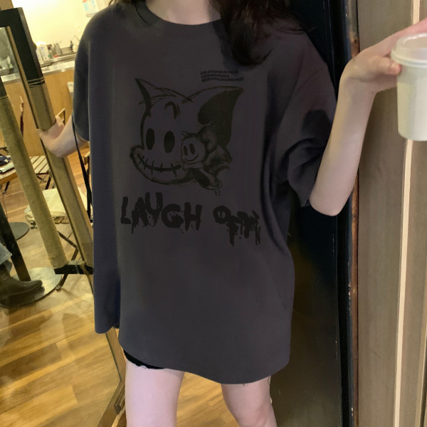 Széles női póló mintával és rövid ujjú