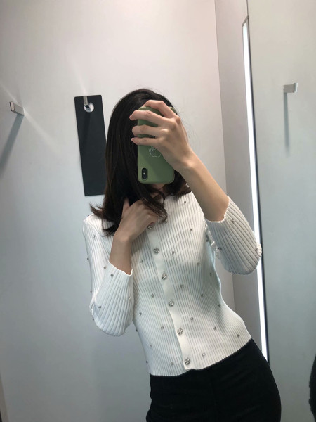 Modern illeszkedő mellény kövekkel díszítve