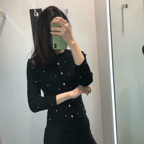 Modern illeszkedő mellény kövekkel díszítve