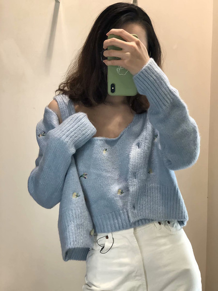 Cardigan scurt cu broderie si nasturi