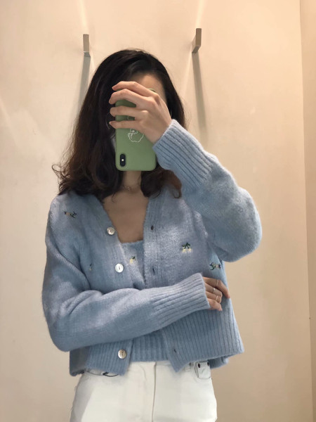 Cardigan scurt cu broderie si nasturi