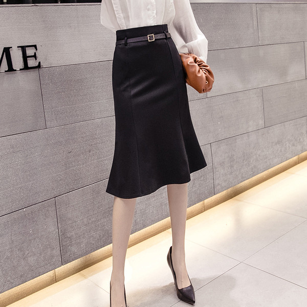 Női alkalmi szoknya övvel és magas derékkal, fekete színben