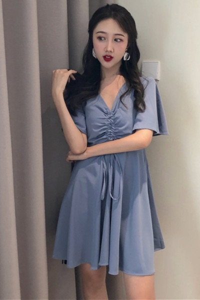 Alkalmi női ruha rövid ujjú, spitz nyakkivágással és nyakkendővel