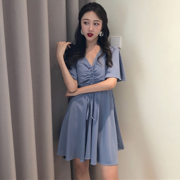 Alkalmi női ruha rövid ujjú, spitz nyakkivágással és nyakkendővel