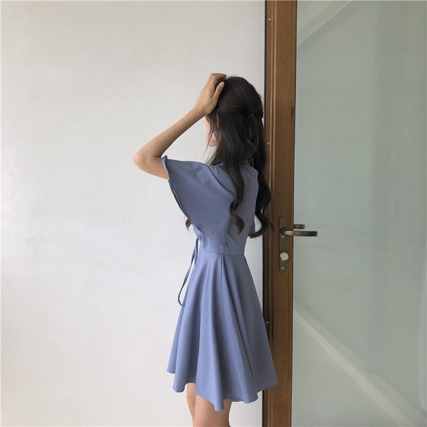 Alkalmi női ruha rövid ujjú, spitz nyakkivágással és nyakkendővel