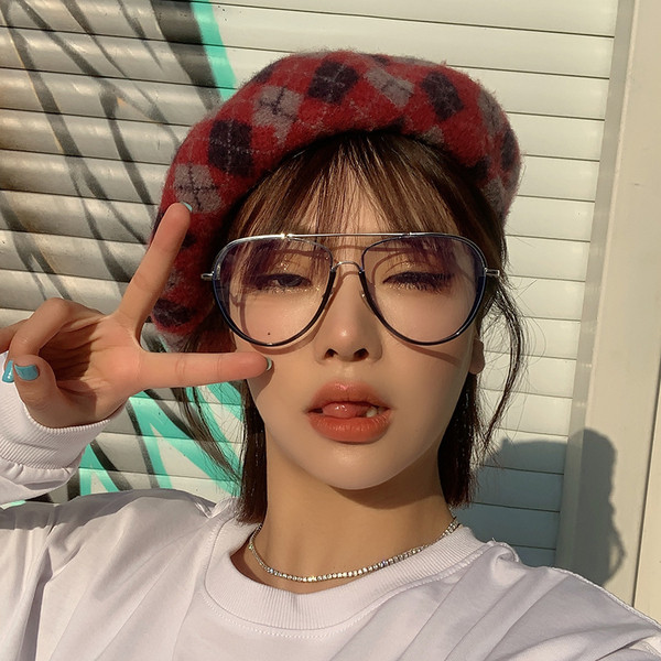 Modern női szemüveg kerek formában, vékony keretben