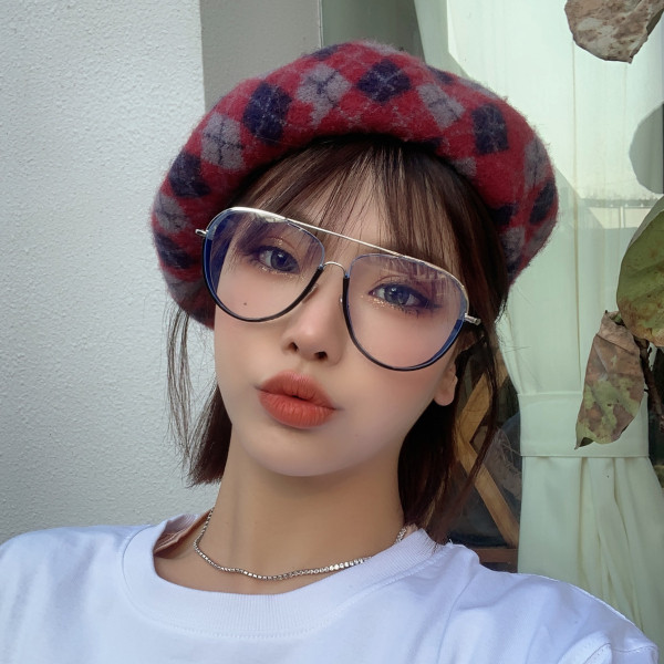 Modern női szemüveg kerek formában, vékony keretben