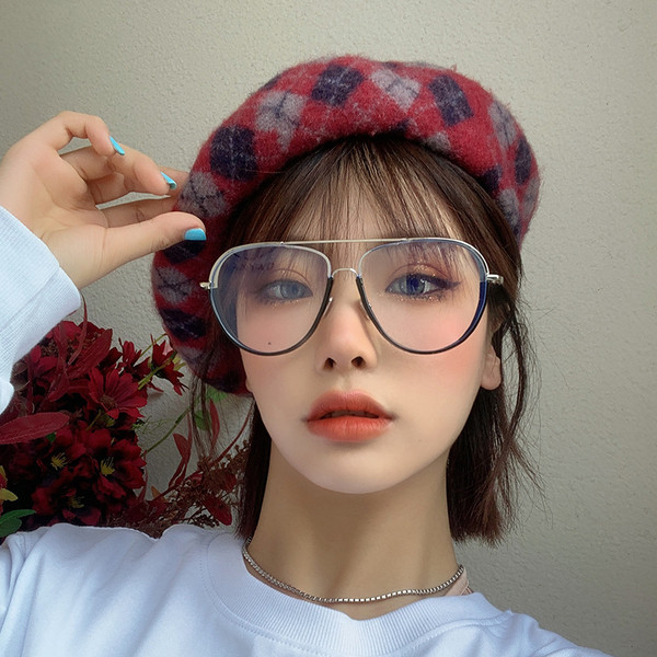 Modern női szemüveg kerek formában, vékony keretben