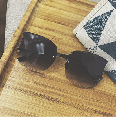 Модерни дамски слънчеви очила с цветно стъкло и тънка рамка