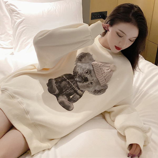 Bluză largă de damă cu imprimeu koala și pălărie element 3D