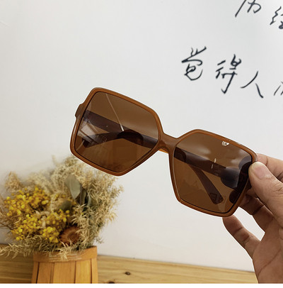Stílusos női napszemüveg négyzet alakú