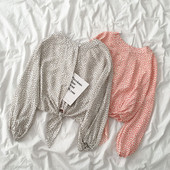 Hétköznapi női ing nyakkendővel és hosszú ujjal